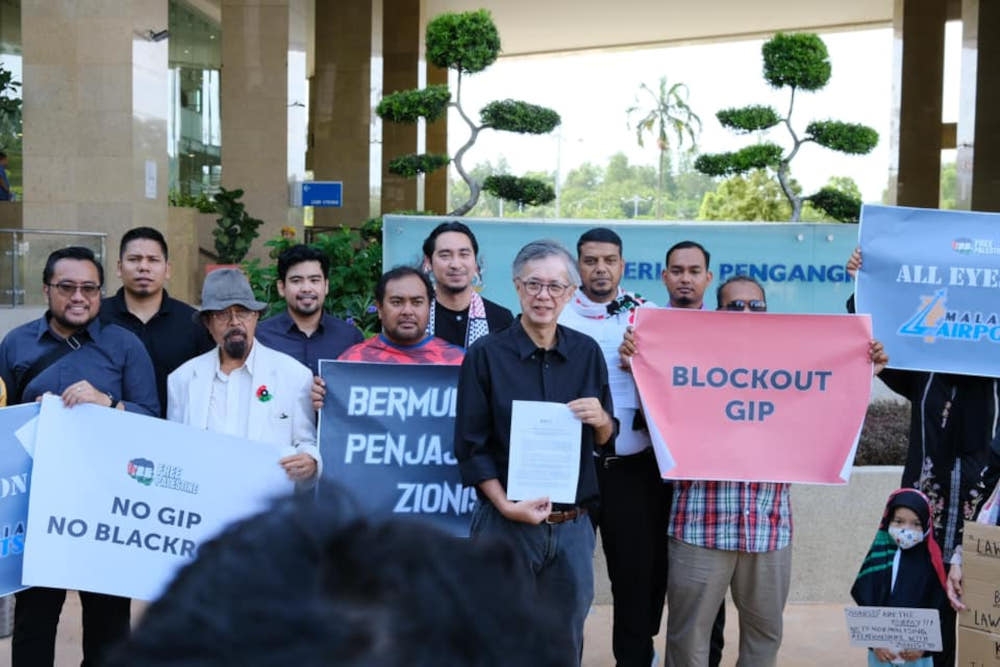 Tian Chua, the spokesman for Palestine Solidarity Secretariat (SSP), had along with Perikatan Nasional’s (PN) Machang MP Wan Ahmad Fayhsal Wan Ahmad Kamal led the protest in front of the Ministry of Transport (MoT) office in Putrajaya to hand over a memorandum opposing the proposed takeover of MAHB. — Picture from Facebook/Wan Ahmad Fayhsal
