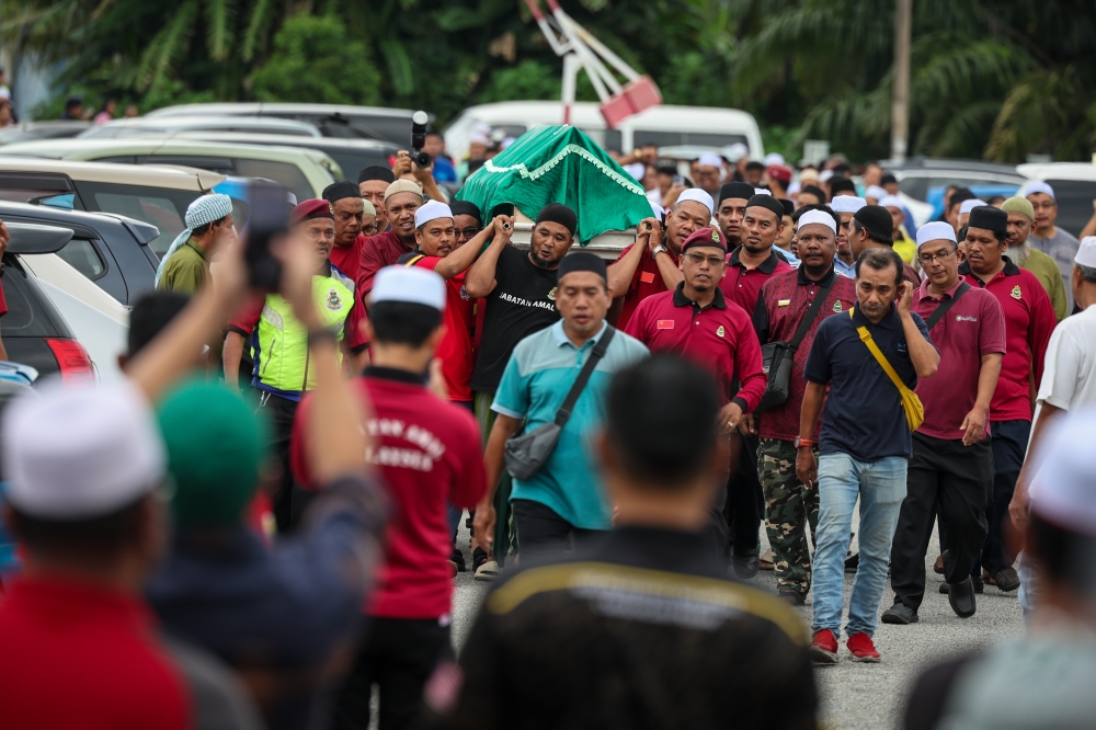 The late Sungai Bakap assemblyman Nor Zamri Latiff is brought to the Sungai Acheh Jamek Mosque in Nibong Tebal, May 24, 2024. — Bernama pic 
