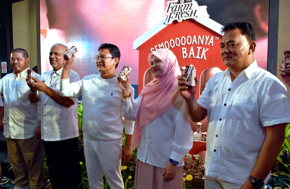 Education Minister Fadhlina Sidek (2nd right) officiates the National School Milk Day Carnival in Melaka May 25, 2024. — Bernama pic