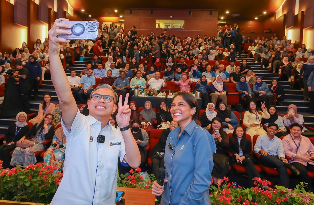 Communications Minister Fahmi Fadzli (front, left) poses for a picture with participants during the launch of the National Journalists Day (Hawana) 2024 in Kuching May 25, 2024. — Bernama pic