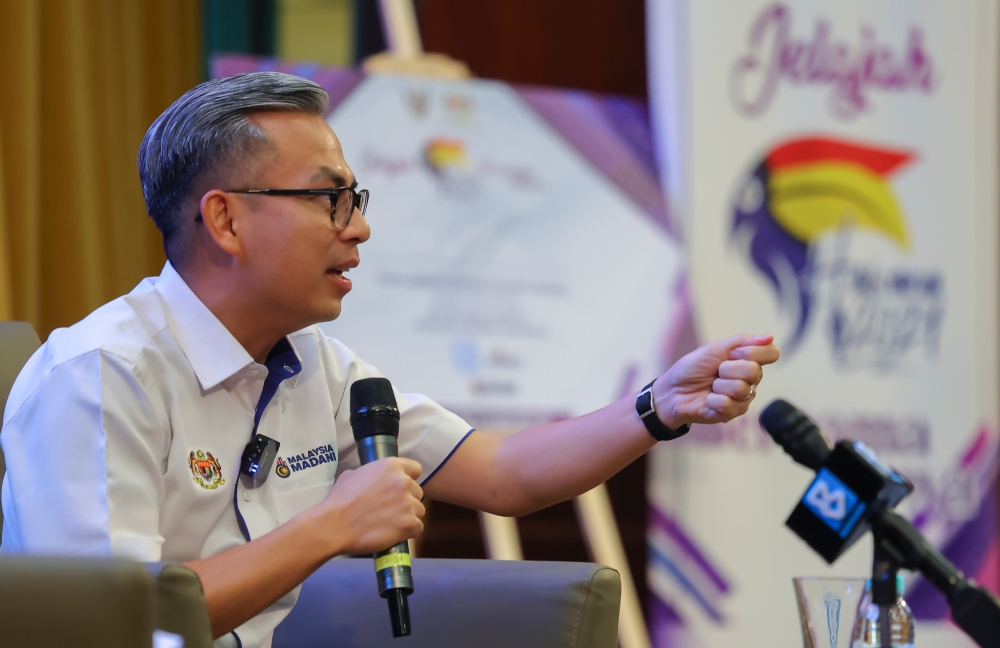 Communications Minister Fahmi Fadzil said the establishment of Gabungan Kelab Media Malaysia, a coalition comprising 14 of the country’s media clubs and associations, is a significant achievement in this year’s National Journalists’ Day celebration. — Bernama pic