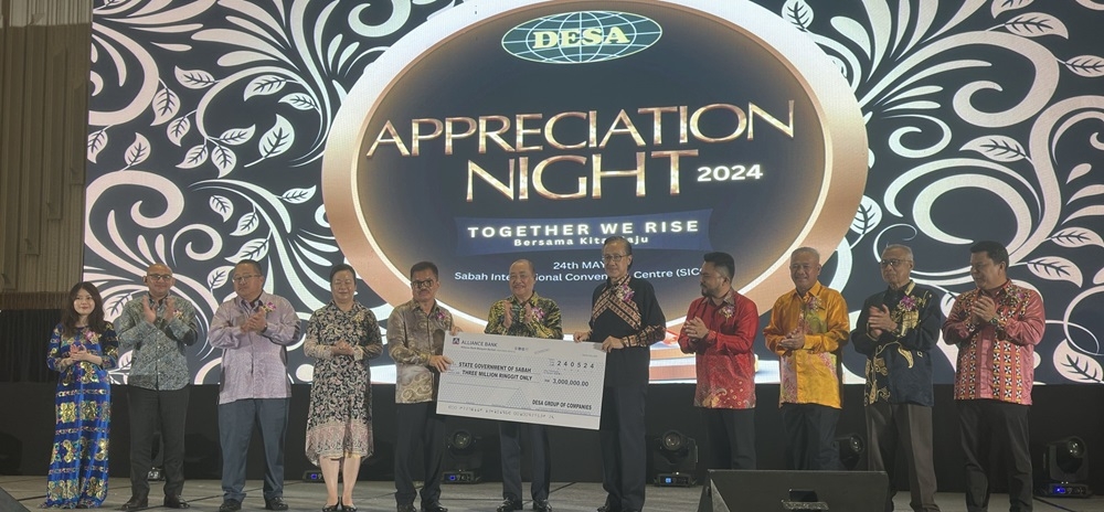 Sabah Chief Minister Datuk Seri Hajiji Noor (centre) witnesses Sabah Assistant Finance Minister Datuk Seri Masidi Manjun (5th right) receiving a RM3 million dividend mock cheque from DESA group chairman Tan Sri Liew Yun Fah (5th left). — The Borneo Post pic 