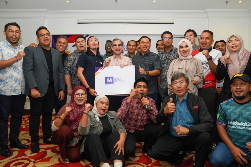 Fahmi (6th left) posing for a group photo with representatives from various media clubs and associations across the country during the official launching ceremony today. — Picture by Chimon Upon