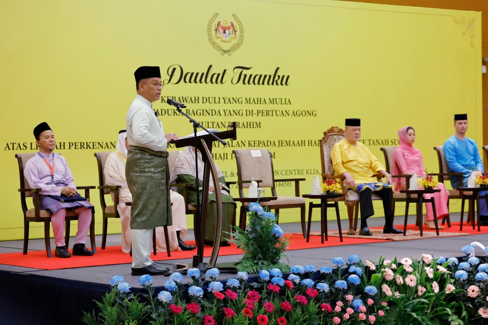 Minister in the Prime Minister’s Department (Religious Affairs) Datuk Mohd Na’im Mokhtar bidding farewell to pilgrims a the Kuala Lumpur International Airport (KLIA Terminal 1) today. — Bernama pic