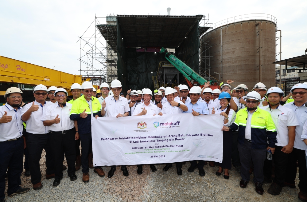 Deputy Prime Minister Datuk Seri Fadillah Yusof and Malakoff chairman Tan Sri Ahmad Tajuddin Ali are seen at the launch of Malakoff’s Biomass Co-firing Project at the Tanjung Bin Power Plant in Pontian May 26, 2024. — Bernama pic