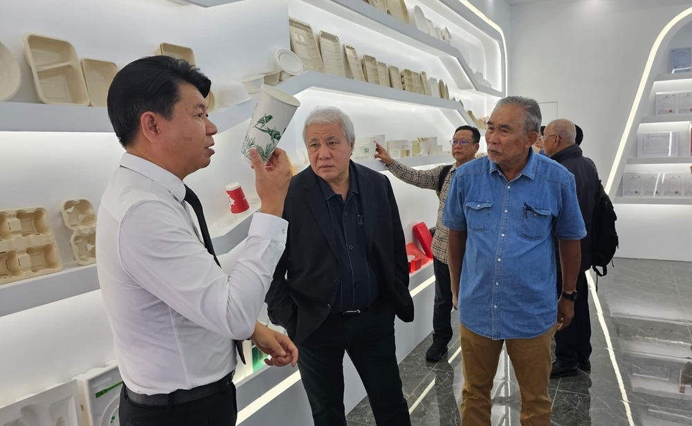 G-COVE president Eugene Chua (left) briefs Deputy Premier Datuk Amar Awang Tengah Ali Hasan (centre), Len Talif (right) and the Sarawak delegation on the company’s products. — The Borneo Post pic 