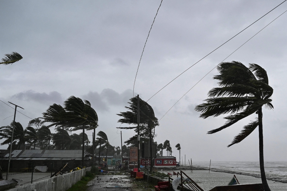 Strong gales and heavy rain brought by cyclone Remal lashed the coastlines of India and Bangladesh today, killing at least four people and cutting electricity supply to millions before losing intensity. — AFP pic