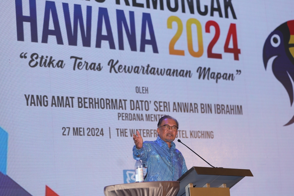 Prime Minister speaks at the National Journalists’ Day (Hawana) 2024 celebration in Kuching, May 27, 2024. — Bernama pic 