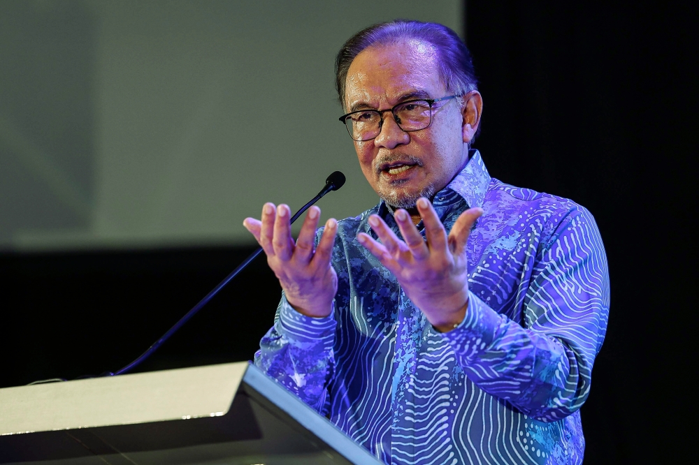 Prime Minister Datuk Seri Anwar Ibrahim delivers a speech during the National Journalists’ Day (Hawana) 2024 in Kuching May 27, 2024. — Bernama pic