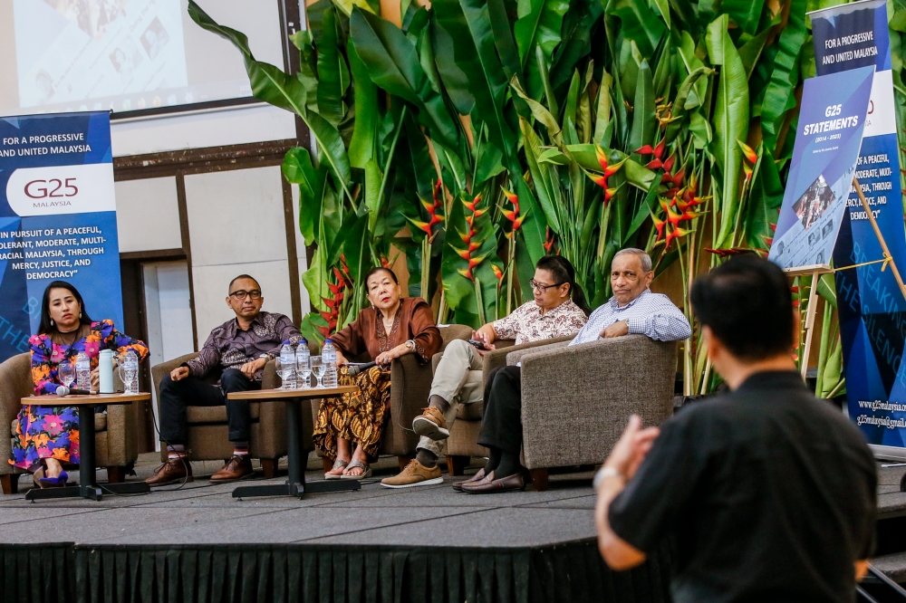Datuk Dr Narimah Awin (centre) chairs the ‘Institutional Reforms and the Federal Constitution for a Better Malaysia’ forum with the panellists, Liyana Marzuki, political activist and writer (left), Dr Syed Alwee Alsagoff, Fellow, Majlis Professor Negara Malaysia (second left), Dr Azmi Sharom, deputy chairperson, Malaysian Election Commission (second right) and Dr KJ John, Ex PTD Officer, Civil Activist, and Founder of OHMSI (right) at Rumah Kelab Persatuan Alumni Universiti Malaya (PAUM Clubhouse) in Kuala Lumpur May 25, 2024. — Picture by Hari Anggara