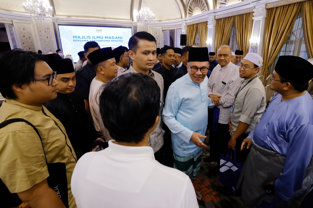 Prime Minister Datuk Seri Anwar Ibrahim with attendees of the Madani lecture at the Seri Perdana Complex, May 29, 2024. — Bernama pic 