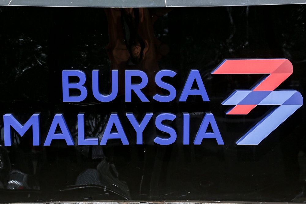 At 9.10am, the FTSE Bursa Malaysia KLCI (FBM KLCI) lost 1.30 points to 1,604.05 from Wednesday’s close of 1,605.35. — Picture by Hari Anggara