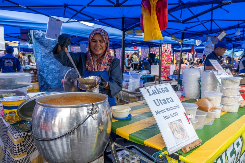 A vendor selling laksa at a Ramadan bazaar in Putrajaya. ― Picture by Shafwan Zaidon