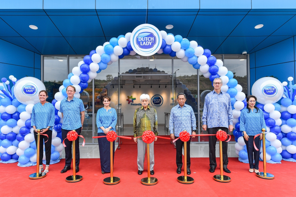 Yang Dipertuan Besar of Negeri Sembilan Tuanku Muhriz Tuanku Munawir (centre) poses for a group photo after inaugurating the manufacturing facility of Dutch Lady Milk Industries Berhad in Bandar Enstek May 30, 2024. — Bernama pic