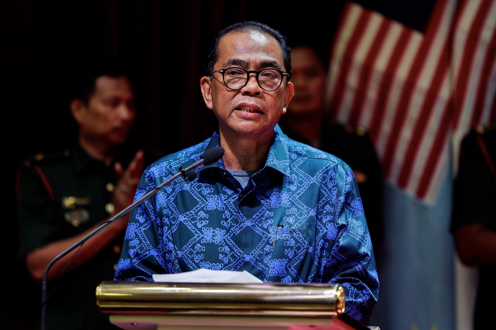 Defence Minister Datuk Seri Mohamed Khaled Nordin today began a four-day official working visit to Singapore, in conjunction with the Defence Ministers’ Meeting of the Five Power Defence Arrangements and the Shangri-La Dialogue. — Bernama pic