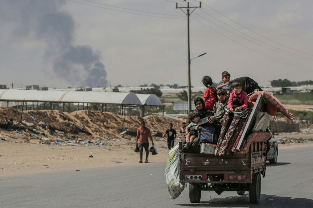 Palestinians fleeing as street fighting and Israeli bombardment continues to rock Rafah. — AFP pic