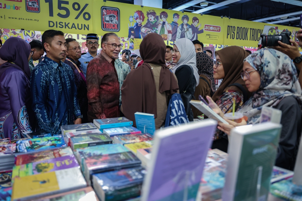 Yesterday, Prime Minister Datuk Seri Anwar Ibrahim announced the distribution of book vouchers to students. This includes primary school pupils in Year Four and above, secondary school students, those in higher education institutions and IPGM students. — Bernama pic  