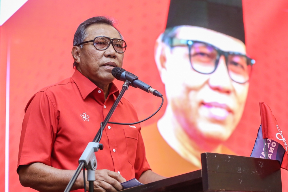 After deadline extended for 30 days, Selat Klang assemblyman Datuk Abdul Rashid Asari has demanded that the Parti Pribumi Bersatu supreme leadership council respond to his query first. — Picture by Yusof Mat Isa