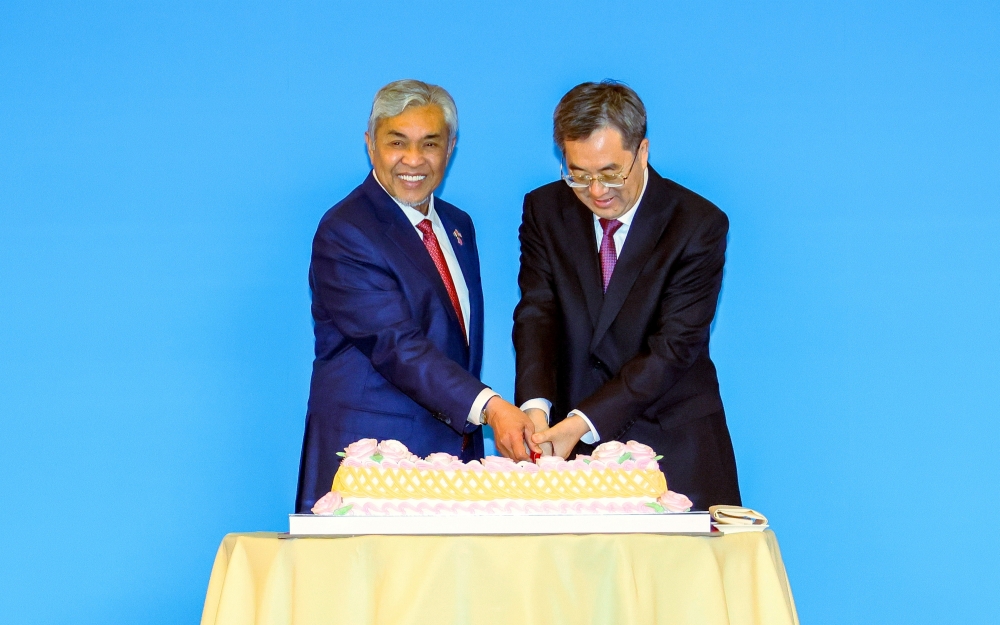 (From left) Deputy Prime Minister Datuk Seri Ahmad Zahid Hamidi and China’s Vice Premier Ding Xuexiang cut a cake at the event to celebrate the 50th anniversary of the establishment of diplomatic relations between China and Malaysia in Beijing May 31, 2024. — Bernama pic