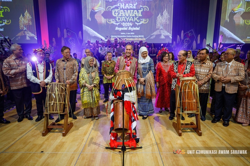 Wan Junaidi (centre) beats the gendang pampat together with Abang Johari (left) and Uggah. — Picture courtesy of Ukas 
