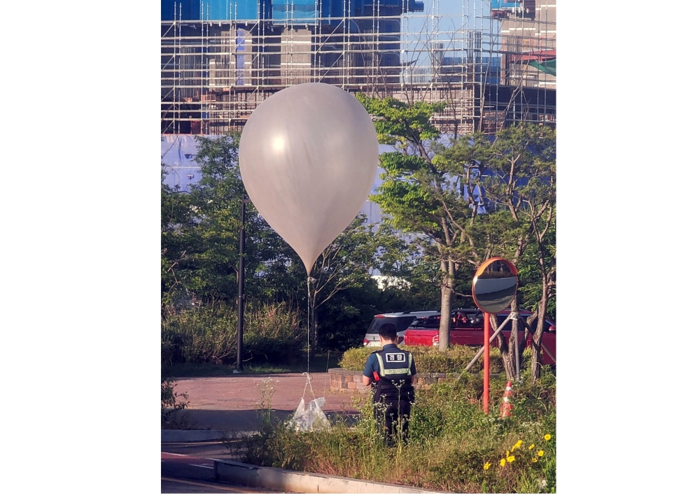 South Korea plans to suspend a military agreement signed with North Korea in 2018 aimed at easing tensions, the presidential office said today, after Seoul warned of a strong response to balloons launched by Pyongyang carrying trash to the South. — Reuters pic/Yonhap