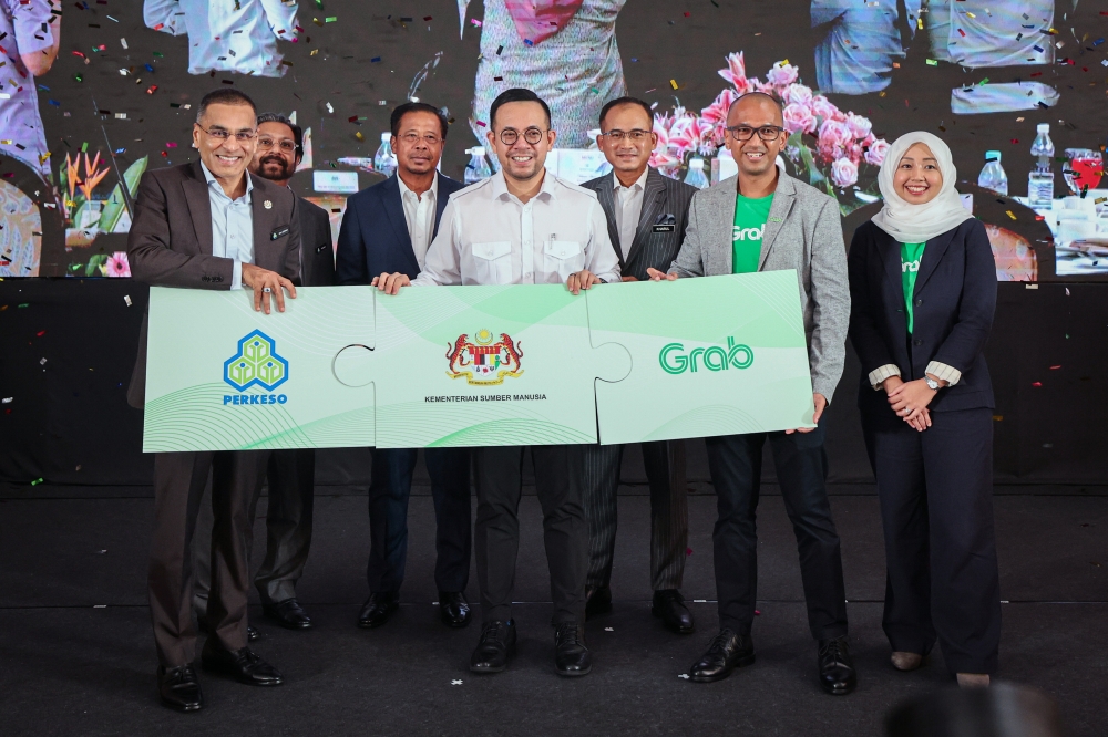 Human Resources Minister Steven Sim Chee Keong officiating the launch of the SKSPS contribution sponsorship and exchange of an MoU between the Ministry of Human Resources, Social Security Organisation and Grab Malaysia, in Kuala Lumpur June 4, 2024. — Bernama pic