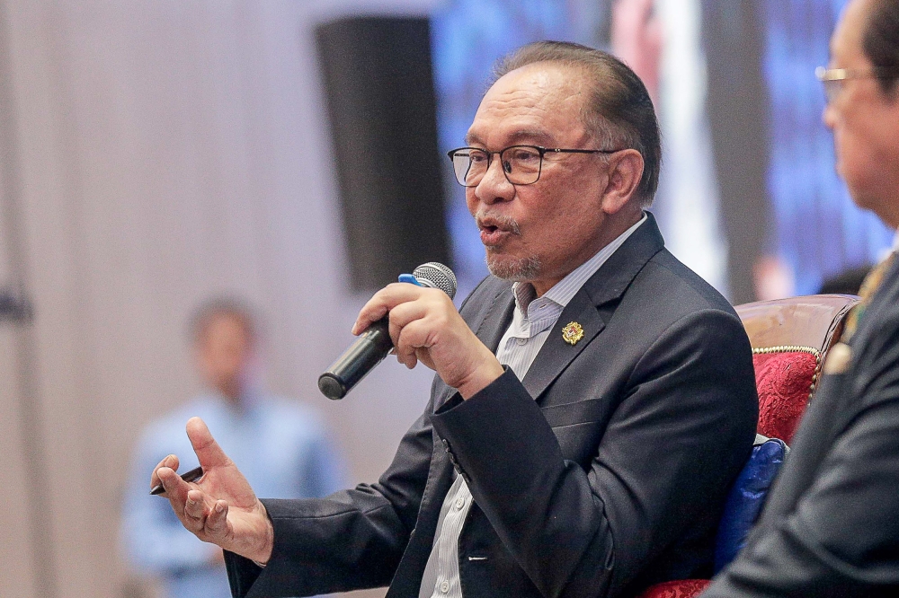 Prime Minister Datuk Seri Anwar Ibrahim said there has been an increase in e-payment transactions since 2011 but the numbers are still low and it is the responsibility of all parties to spread the benefits of using the facility to all Malaysians. ― Picture by Sayuti Zainudin