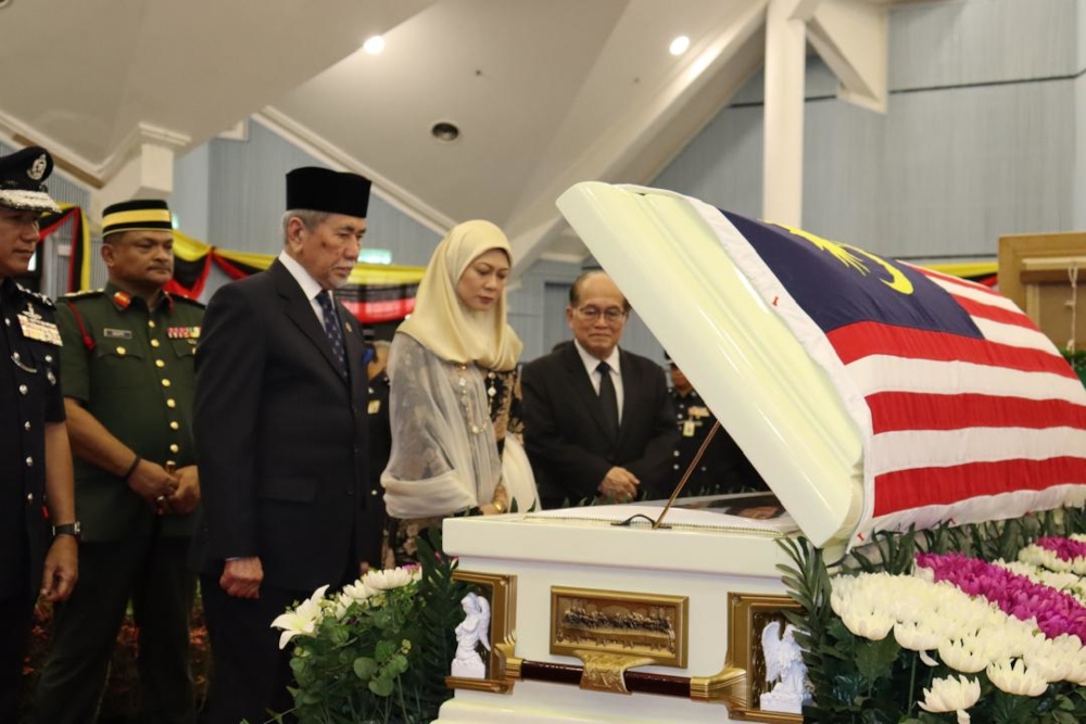 Sarawak Governor Tun Wan Junaidi Tuanku Jaafar with his wife, Toh Puan  Fauziah Mohd Sanusi and Deputy Premier Datuk Amar Douglas Uggah, paying their last respects to the late Cpl (Rtd) Etin Jam at the Kuching Civic Centre, June 6, 2024. — Picture courtesy of Sarawak Public Communications Unit