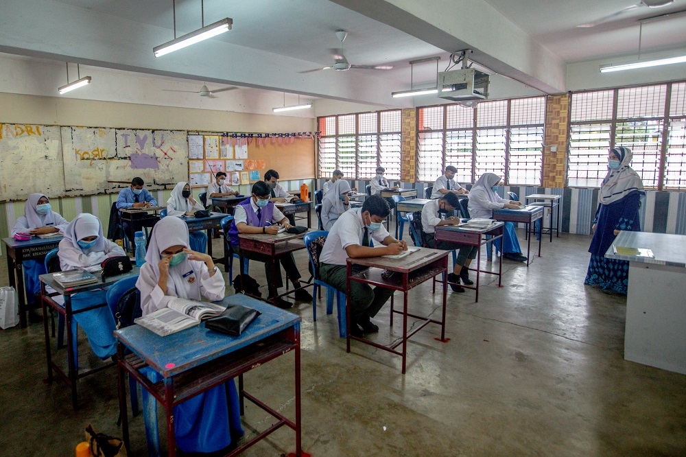 The DLP is an initiative under the Upholding the Malay Language and Strengthening the Command of English policy, allowing schools to teach Science and Mathematics in English. The programme aims to enhance students’ English proficiency by increasing exposure through the teaching of these subjects in English.— Picture by Firdaus Latif