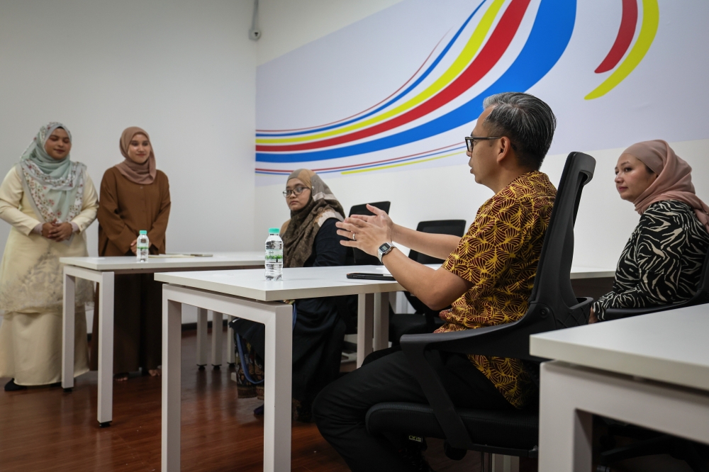Fahmi Fadzil during a working visit to the National Information Dissemination Centre (Nadi) in Sungai Bakap, June 6, 2024. — Bernama pic 