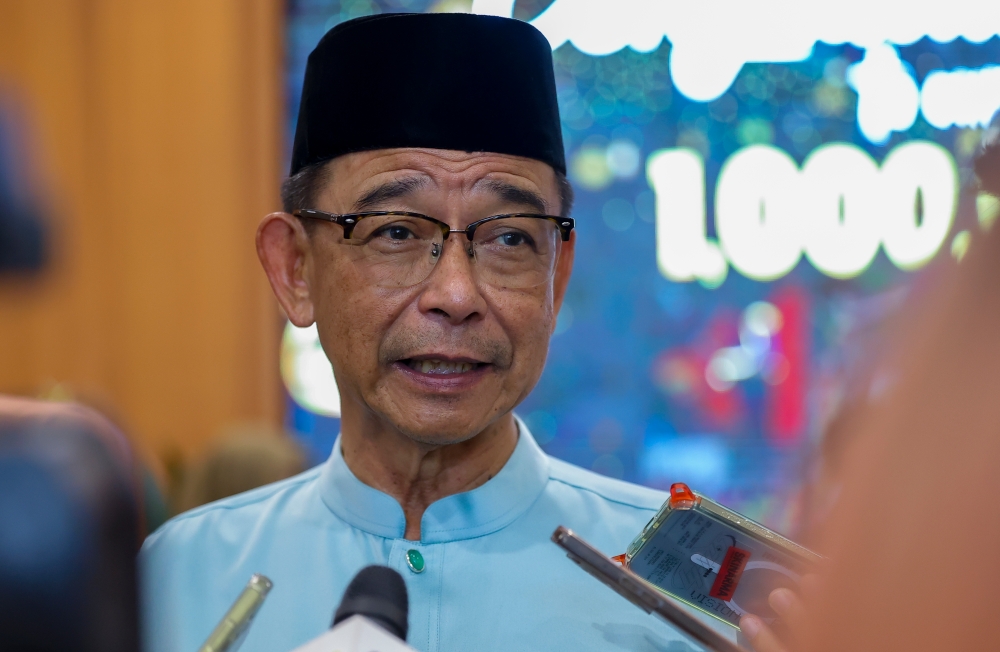 Datuk Seri Abdul Karim Rahman Hamzah said the federal Ministry of Tourism, Arts and Culture (Motac) in a circular issued last month had decided to scrap permits to all agencies in Sarawak and Sabah operating the MM2H programme with immediate effect. — Bernama pic