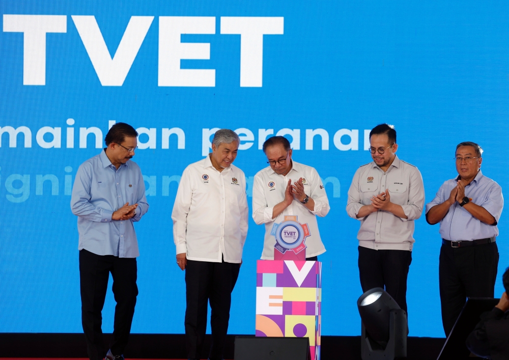 Prime Minister Datuk Seri Anwar Ibrahim (centre), Deputy Prime Minister Datuk Seri Ahmad Zahid Hamidi (2nd left), Human Resources Minister Steven Sim Chee Keong (2nd right), Chief Secretary to the Government Tan Sri Mohd Zuki Ali (left) and Selangor State Secretary Datuk Haris Kasim (right) attend the opening ceremony of the National TVET Day 2024 celebration at the Kuala Langat Industrial Training Institute June 8, 2024. — Bernama pic