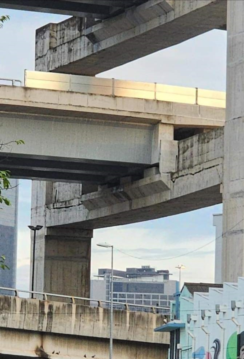 The Works Ministry today confirmed that there are no structural cracks in the crosshead of the Setiawangsa-Pantai Expressway interchange on Jalan Cheras. — Picture by Abdul Rahman A Samad