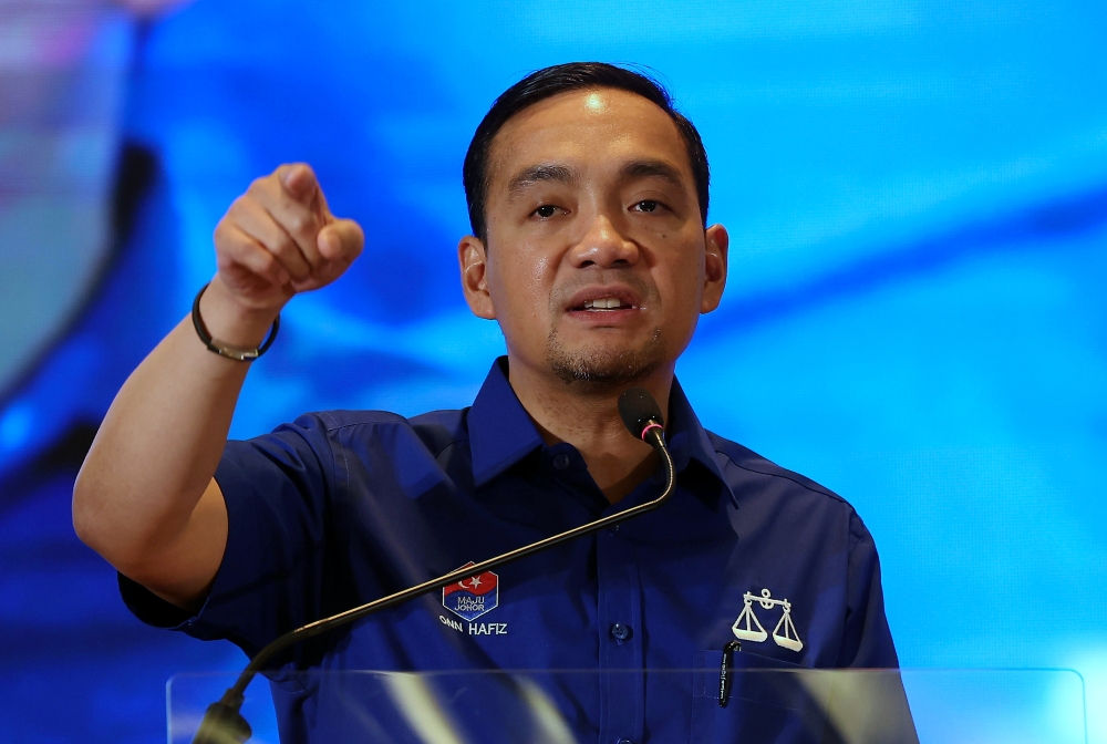 Johor Barisan Nasional liaison committee chairman Datuk Onn Hafiz Ghazi delivers a speech during the closing ceremony of the Johor BN Convention and BN’s golden jubilee celebrations in Johor Baru June 8, 2024. — Bernama pic