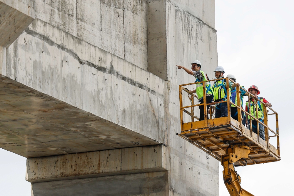 Works Minister Datuk Seri Alexander Nanta Linggi (second, left) inspects the structure of the Setiawangsa-Pantai Expressway (SPE) multi-level crossing at Jalan Cheras, June 9, 2024. — Bernama pic 