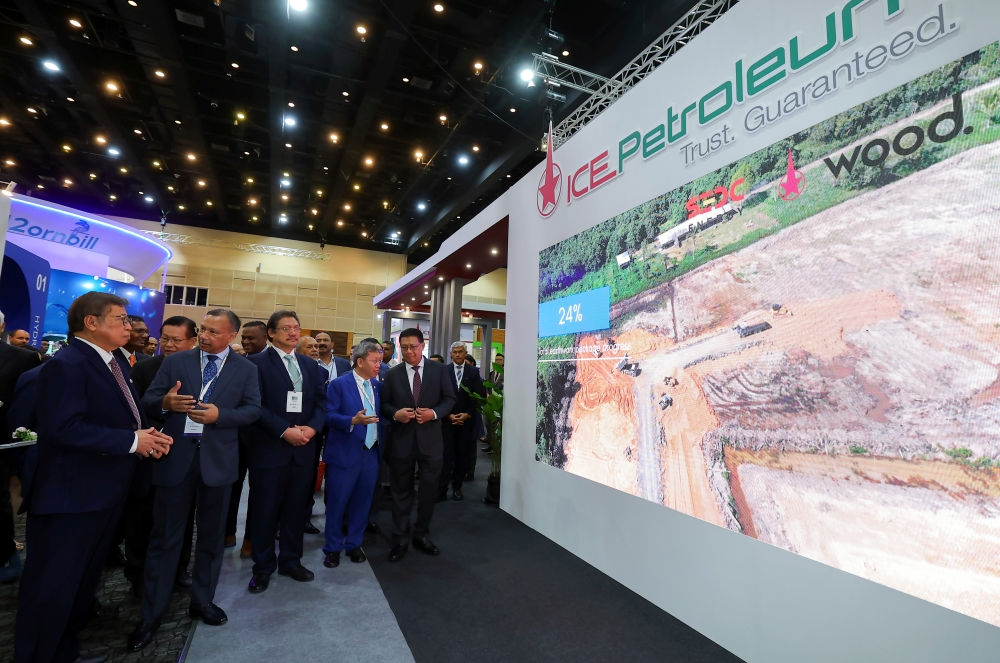 Sarawak Premier Tan Sri Abang Johari Openg (left) at the Asia Pacific Green Hydrogen Conference and Exhibition in Kuching June 10, 2024. — Bernama pic