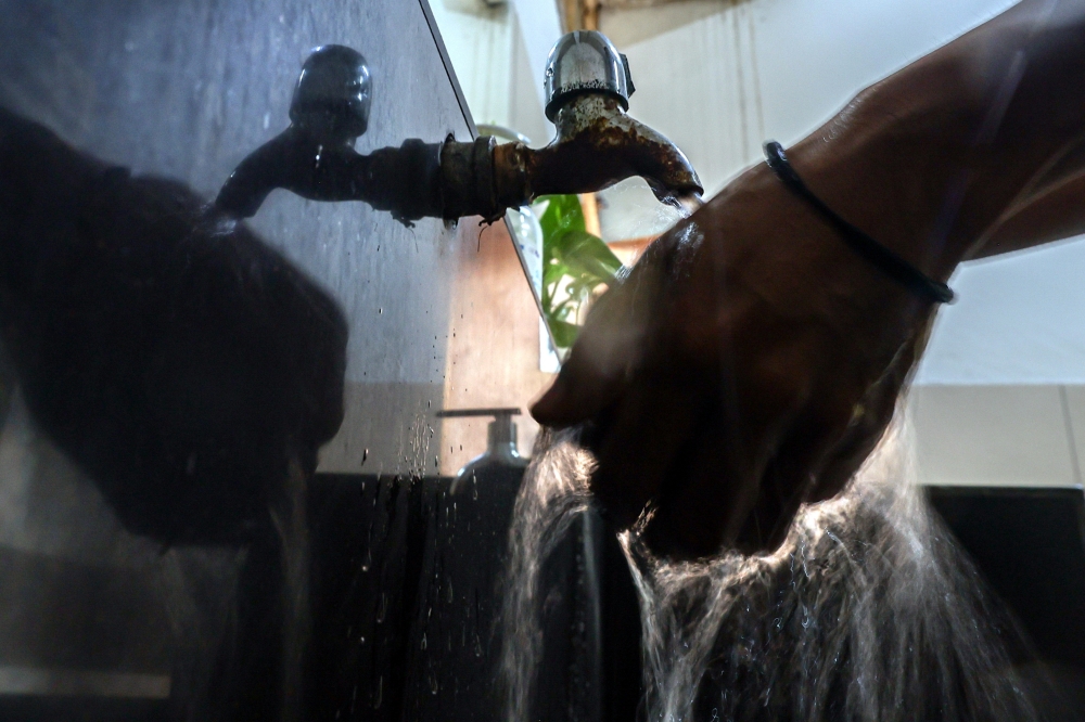 SWB said this is to pave way for the main 450mm MSCL (mild steel cement lined) pipe connection work in front of Petronas Tunku Abdul Rahman 2, Jalan Tunku Abdul Rahman. — Bernama pic