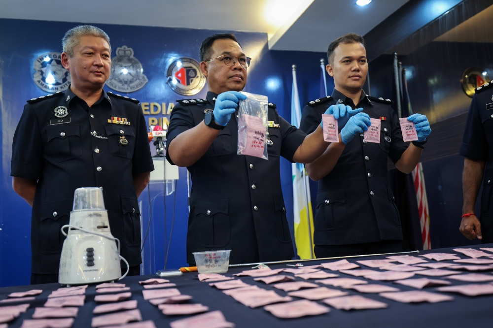 Timur Laut police chief ACP Razlam Ab Hamid (2nd, left) with the seized drugs worth RM400,428 during a press conference at the Penang police headquarters, June 10, 2024. — Bernama pic 