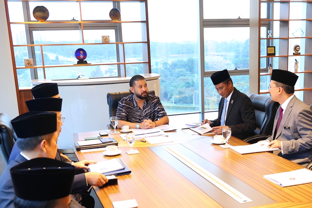 Johor Regent Tunku Ismail Sultan Ibrahim meets with state and federal government officials during an audience in Johor on June 11, 2024. — Picture courtesy of the Johor Royal Press Office