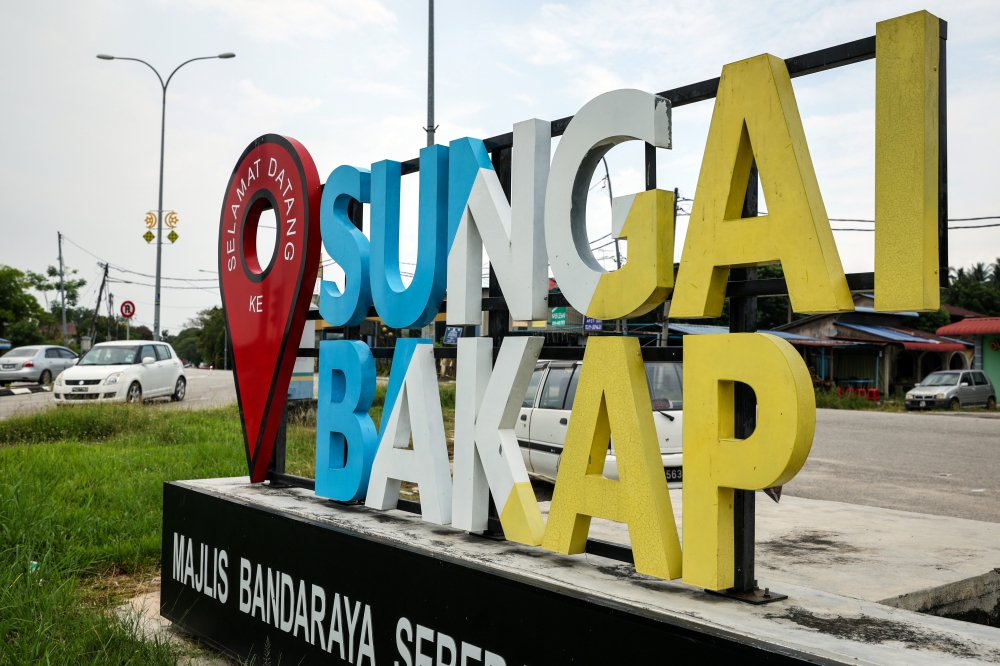 The donations were presented by Prime Minister Datuk Seri Anwar Ibrahim’s Senior Political Secretary Datuk Seri Shamsul Iskandar Mohd Akin to the representatives of the mosques and surau at Masjid Abu Ubaidah Ibni Al-Jarrah, Bandar Tasek Mutiara in Sungai Bakap. — Bernama pic 