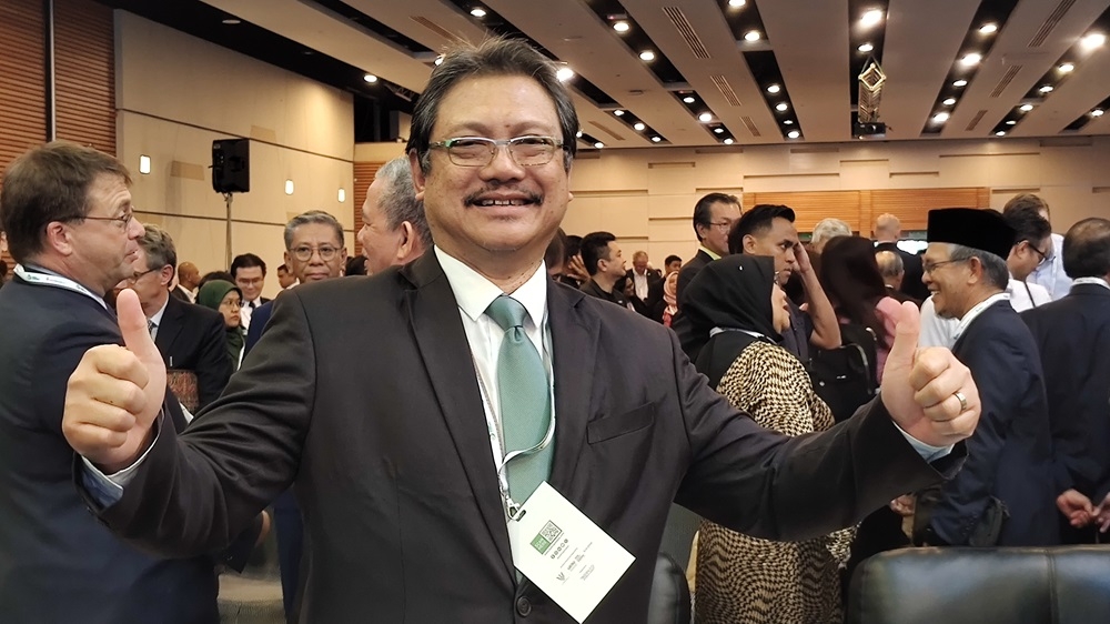 Deputy Minister of Energy and Environmental Sustainability Datuk Hazland Abang Hipni gives the thumbs up on the success of the Asia Pacific Green Hydrogen Conference and Exhibition in Kuching June 12, 2024. — Picture by Sulok Tawie