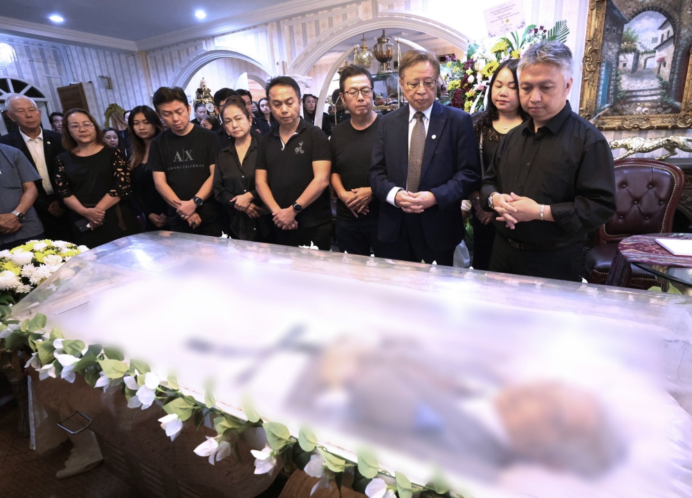 Sarawak Premier Tan Sri Abang Johari Openg pays his last respects to former Lingga state assemblyman Donald Lawan at his official residence in Kuching, June 12, 2024. Donald, 81, who was the father of Sarawak Deputy Minister of Creative Industry and Performing Arts, Snowdan Lawan (right), passed away due to heart failure yesterday afternoon at a private hospital.— Bernama pic  