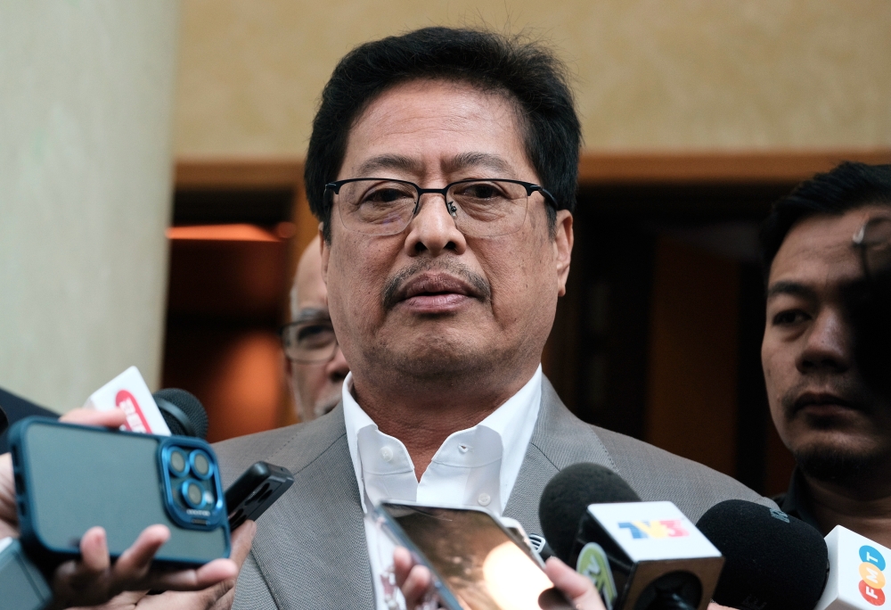 MACC chief commissioner Tan Sri Azam Baki said that the efforts to locate businessman Datuk Muhammad Adlan Berhan, the son-in-law of former Prime Minister Tan Sri Muhyiddin Yassin, include seeking cooperation from Interpol and other authorities. — Bernama pic