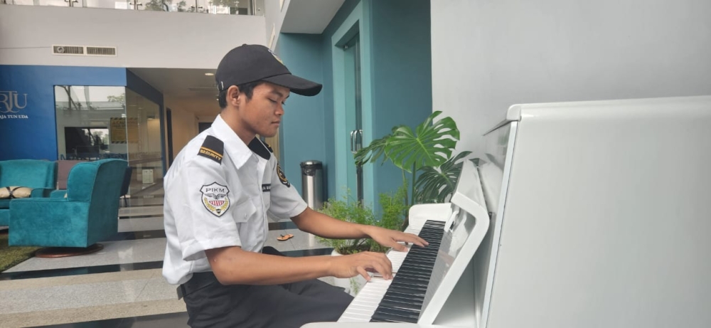 Aimansaid that he would normally play the piano when there's not too many people around and his coworkers and the staff there are okay with him playing the tunes. — Picture by Arif Zikri 