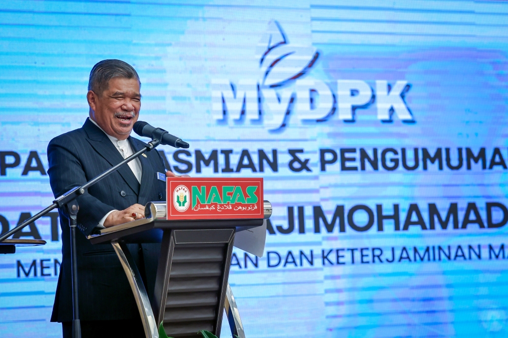 Datuk Seri Mohamad Sabu says a study on the potential and feasibility of cultured meat production as an alternative meat source will be conducted by the Ministry of Higher Education through universities in collaboration with Mosti and the National Institutes of Biotechnology Malaysia. ― Bernama pic