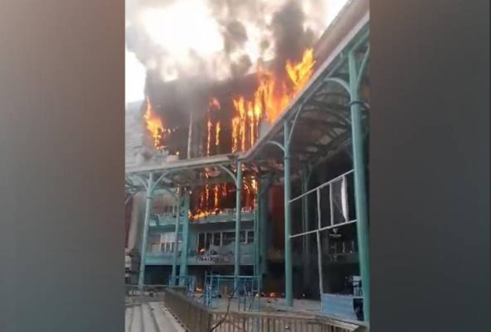 Astro Awani quoted a spokesman from the Genting Highlands Fire and Rescue Department (JBPM) saying the incident was believed to involve a four-storey building in the resort park at around 4.55pm. — Picture courtesy of Genting Highlands Fire and Rescue Department