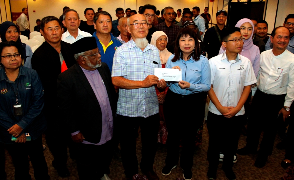 Deputy Minister of Finance Lim Hui Ying receives a memorandum from Cameron Highlands Vegetable Growers Association secretary Chai Ee Mong at the the Cameron Highlands Entrepreneurs/Growers Engagement Session on Budi Madani and the Subsidised Diesel Control System (SKDS) 2.0, June 14, 2024. — Bernama pic 
