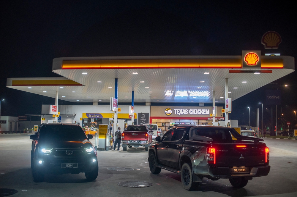Pickup trucks refuel diesel at a gas station in Telok Panglima Garang on June 9, 2024. The impact of the government’s targeted diesel subsidy programme on the total industry volume (TIV) of vehicle sales is expected to be insignificant, according to the Malaysian Automotive Association (MAA). — Picture by Shafwan Zaidon