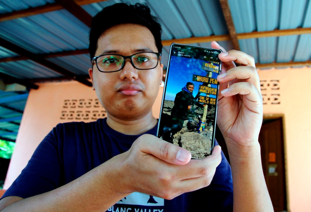 Zaid Yusuf, 34, shows a picture of his late brother Zulkifli Yusuf at the top of Mount Kilimanjaro’s Uhuru, when interviewed by the media at his home in Kampung Tebuk Trong recently. — Bernama pic 
