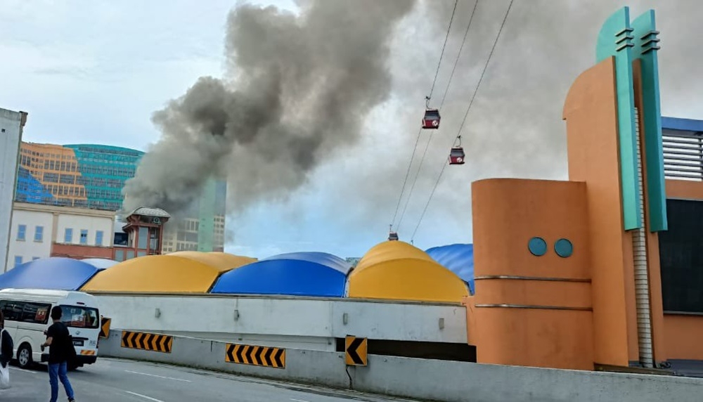 No casualties were reported in the fire that broke out at the SkyAvenue shopping mall in Resorts World Genting in Genting Highlands. — Picture via X/@ohhriff